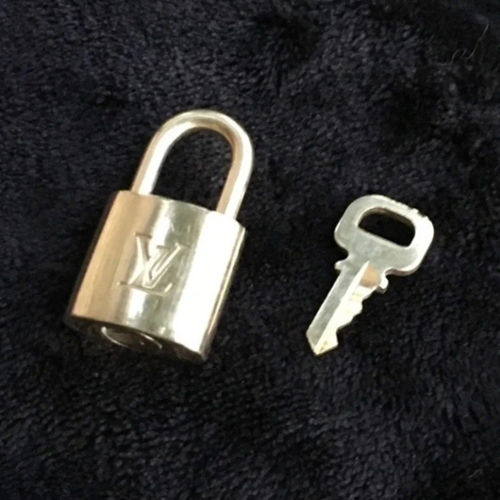 NEAR MINT AUTHENTIC Louis Vuitton lock and key set._6